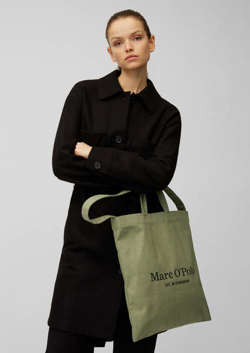 Bolso shopper MO'P Green llevado por el modelo