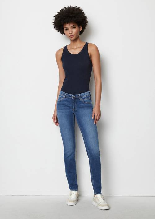 Jeans Model Alva slim Medium Blue in Frontalansicht