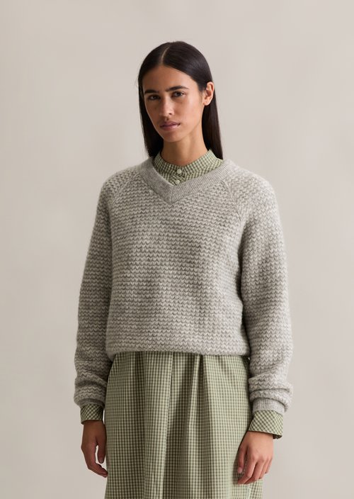 Cropped V-neck knitted sweater — Stone Melange