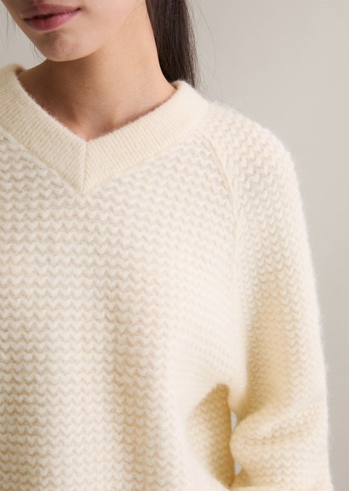 Cropped V-neck knitted sweater — White Blush