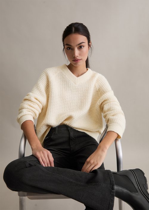 Cropped V-neck knitted sweater — White Blush