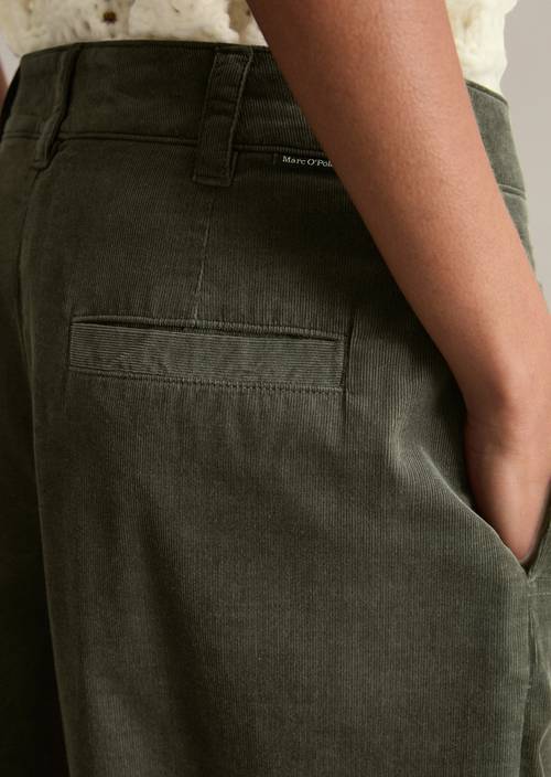 Geplooide corduroy broek wijd Pineneedle in detailaanzicht