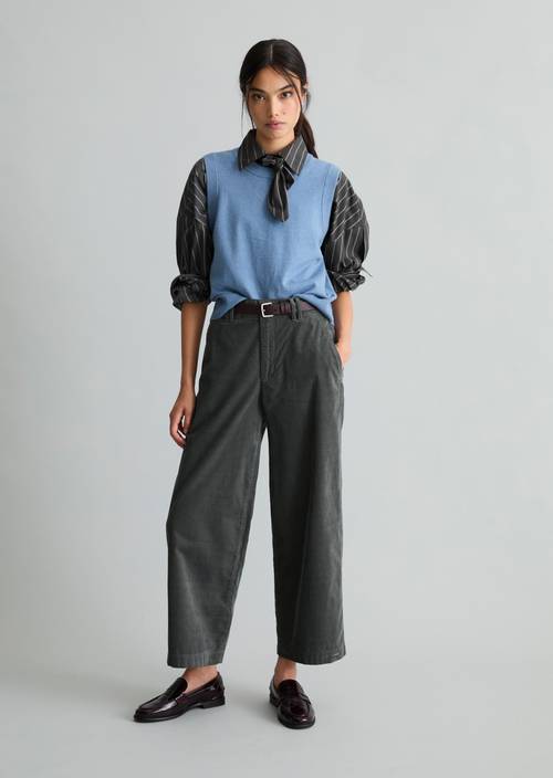 Corduroy pants loose Light Graphite in front view