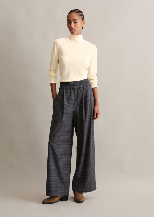 Slim-Fit Long-Sleeve Turtleneck — White Blush