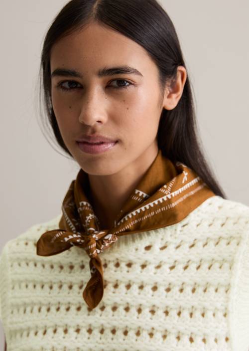 Bandana Medium Brown gedragen door model