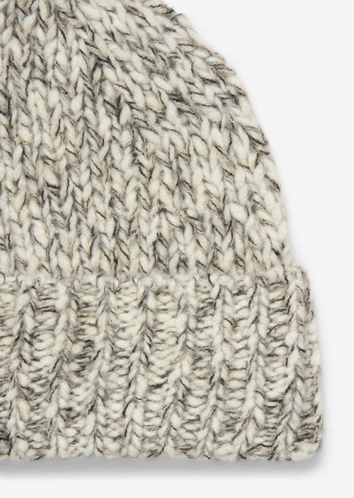 Chunky cap — Black (alternate view)