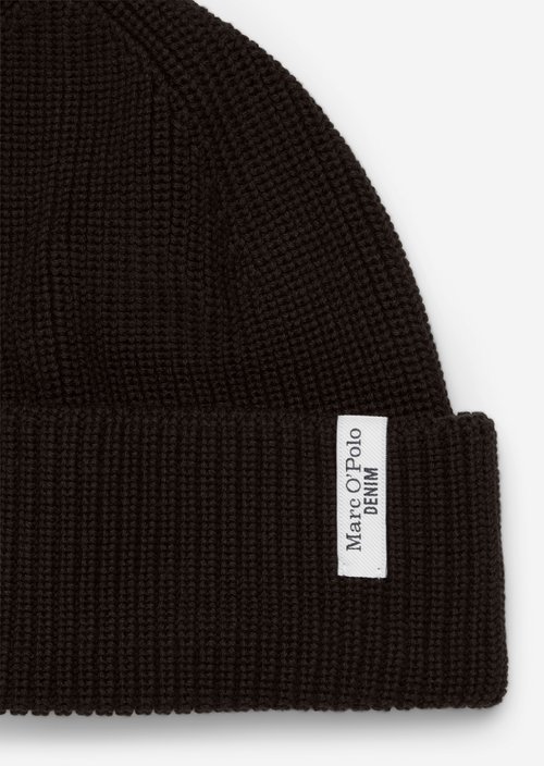 Knitted hat — Black