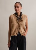 Sleeveless cropped cardigan made from a cozy virgin wool