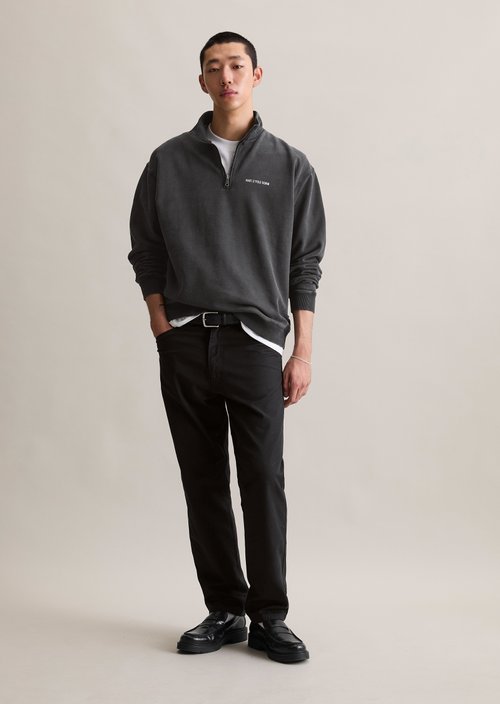 Troyer relaxed — Black