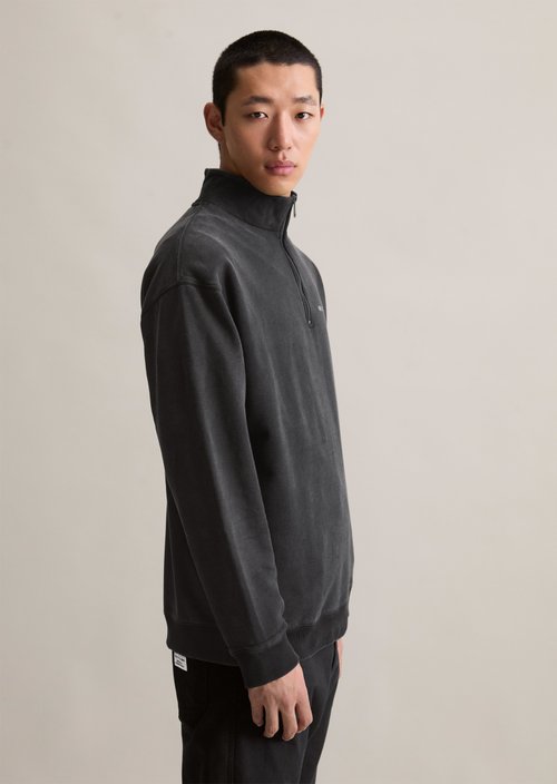 Troyer relaxed — Black