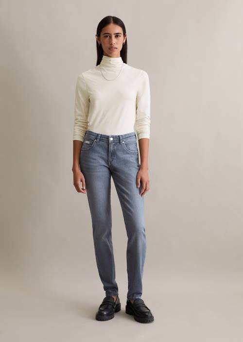 Vaqueros modelo Alva slim Light Grey en vista frontal