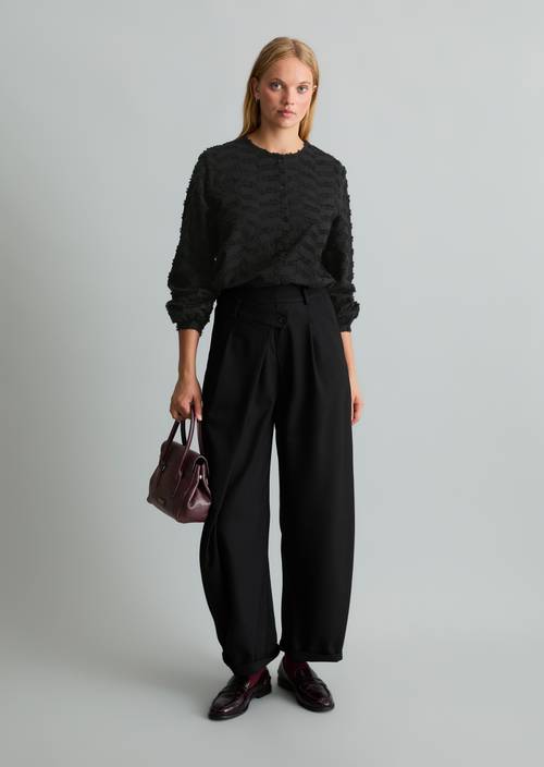 Relaxed blouse Black in front view