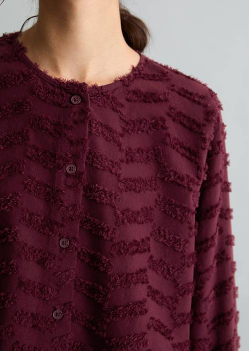 Uvolněná halenka Dark Maroon v detailním pohledu