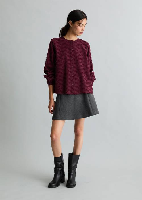Uvolněná halenka Dark Maroon v předním pohledu