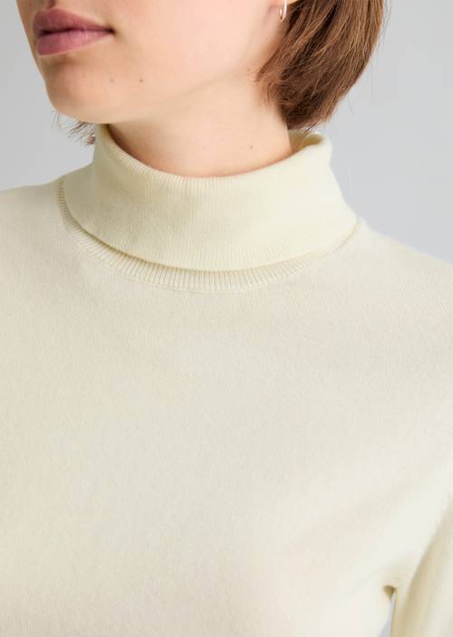 Rollkragenpullover regular Creamy White in Detailansicht