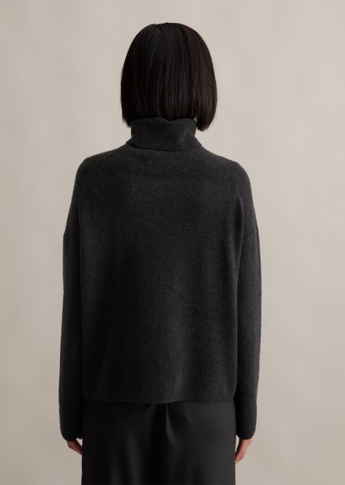 Regular turtleneck sweater — Black