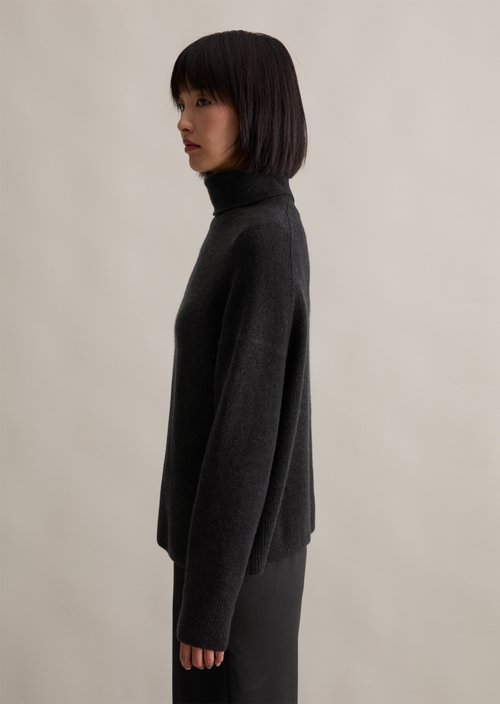 Regular turtleneck sweater — Black