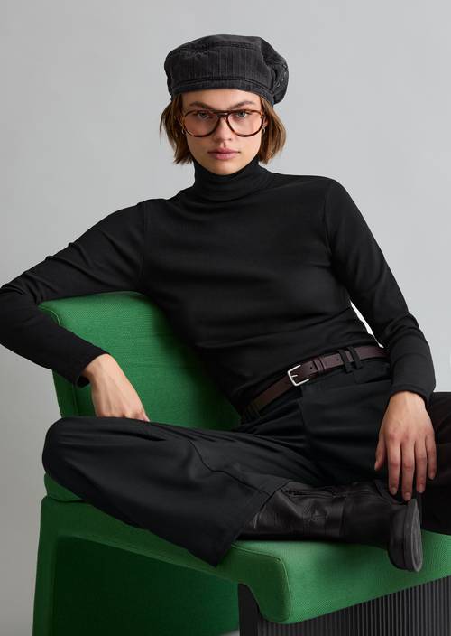 Turtleneck longsleeve slim Black in front view