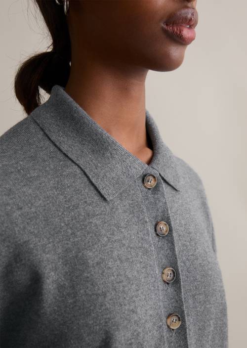 Relaxte gebreide polo Asphalt Melange in detailaanzicht