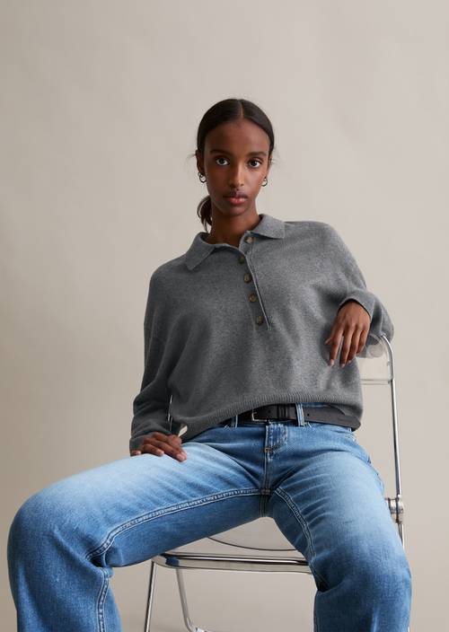 Relaxte gebreide polo Asphalt Melange in vooraanzicht