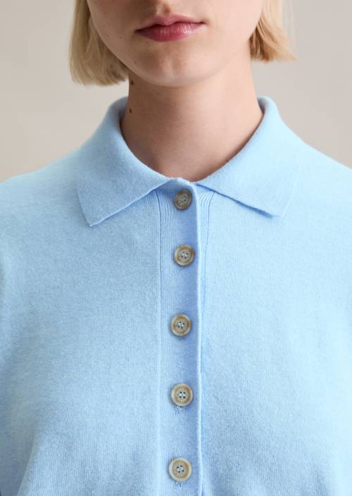 Relaxte gebreide polo Light Blue Melange in detailaanzicht