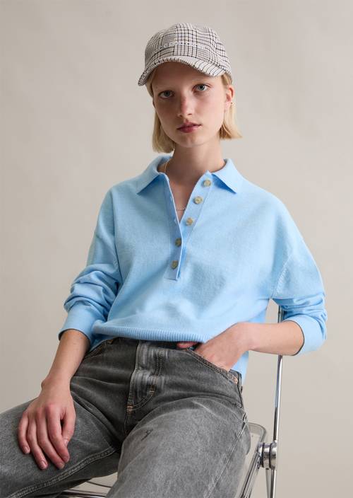 Relaxte gebreide polo Light Blue Melange in vooraanzicht