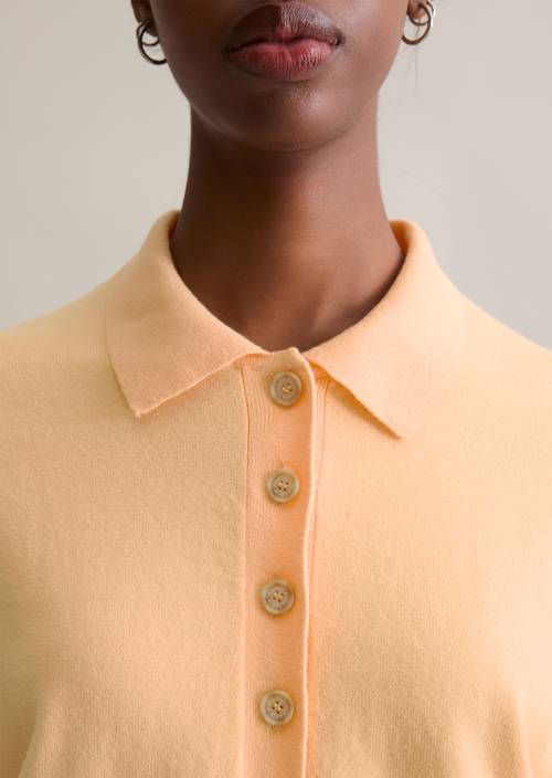 Relaxte gebreide polo Medium Orange in detailaanzicht