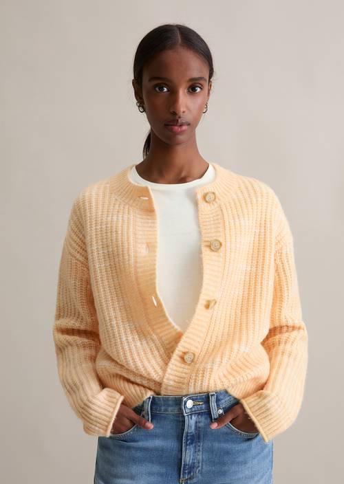 Chunky cardigan cropped Bleached Apricot en vue de face