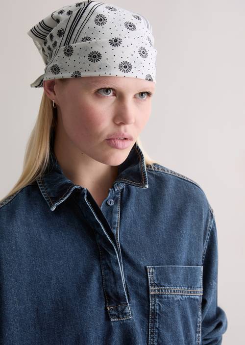 Bandana Offwhite worn on model