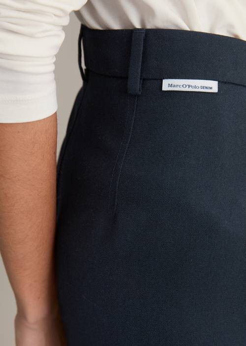 Pantalon de costume en sergé tapered Blue Depths en vue détaillée