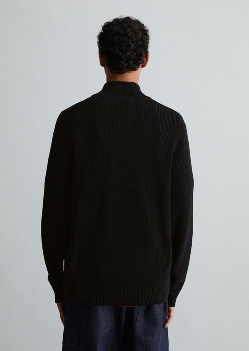 Troyer relaxed — Black