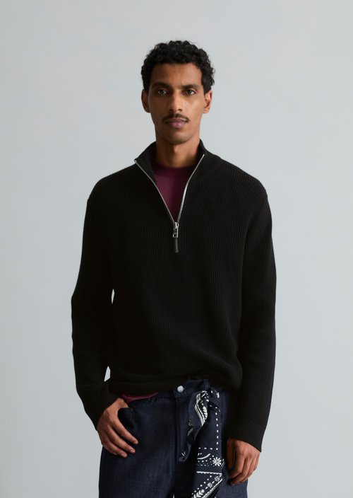 Troyer relaxed — Black