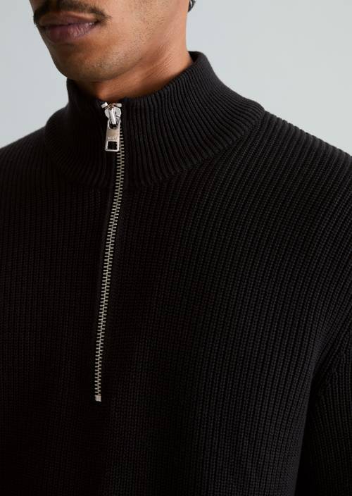 Troyer relaxed Black in detail view