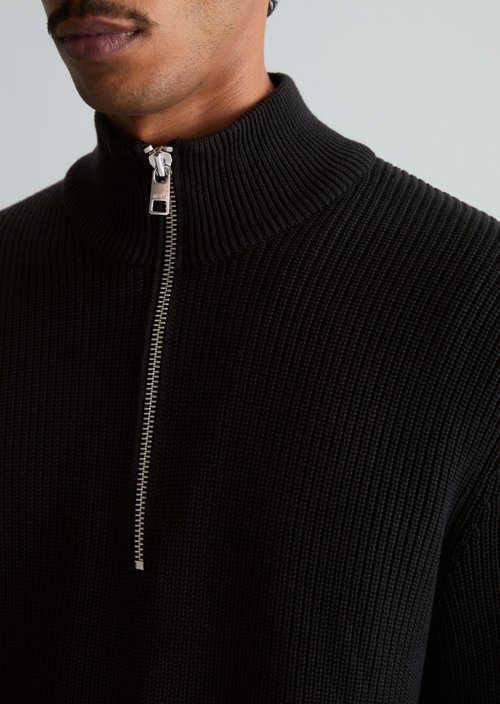 Troyer relaxed — Black