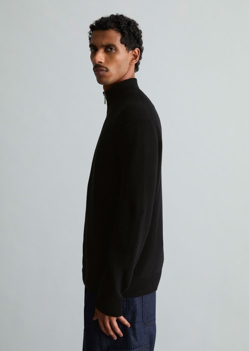 Troyer relaxed — Black