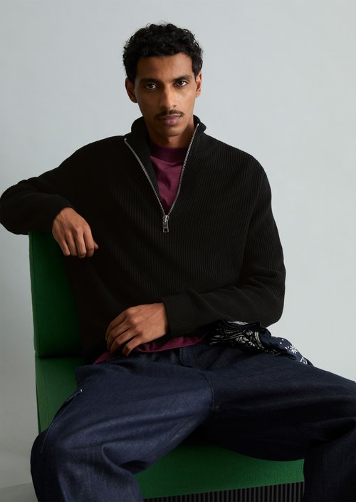 Troyer relaxed — Black