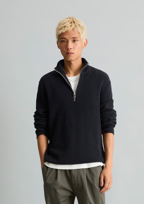 Troyer relaxed — Blue Depths