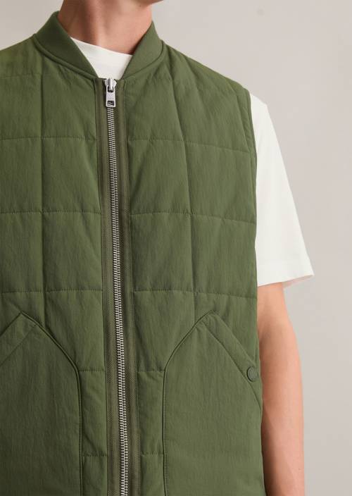 Outdoor-Weste regular Dark Moss in Detailansicht