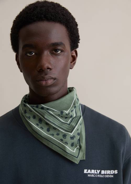 Bufanda Dark Green llevado por el modelo