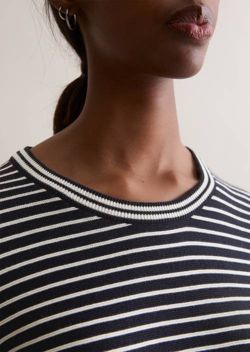 Regular gestreepte trui Dark Blue in detailaanzicht