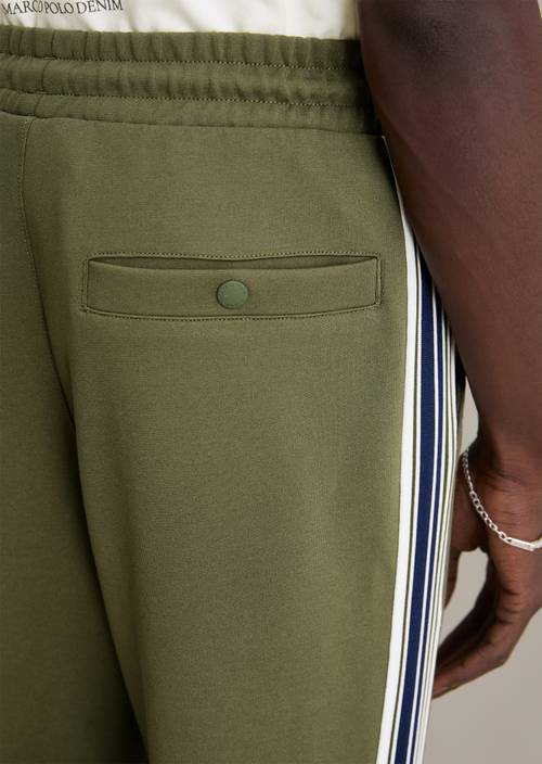 Trainingshose relaxed Dark Moss in Detailansicht