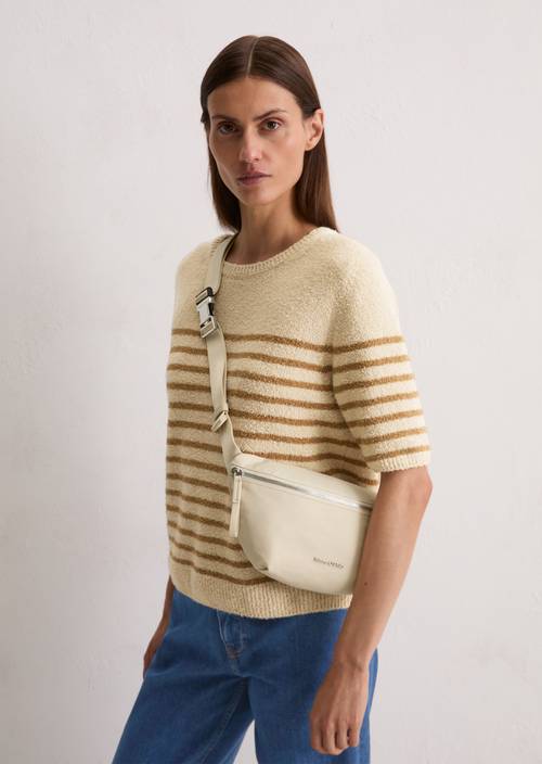 Fanny pack Light Oat worn on model