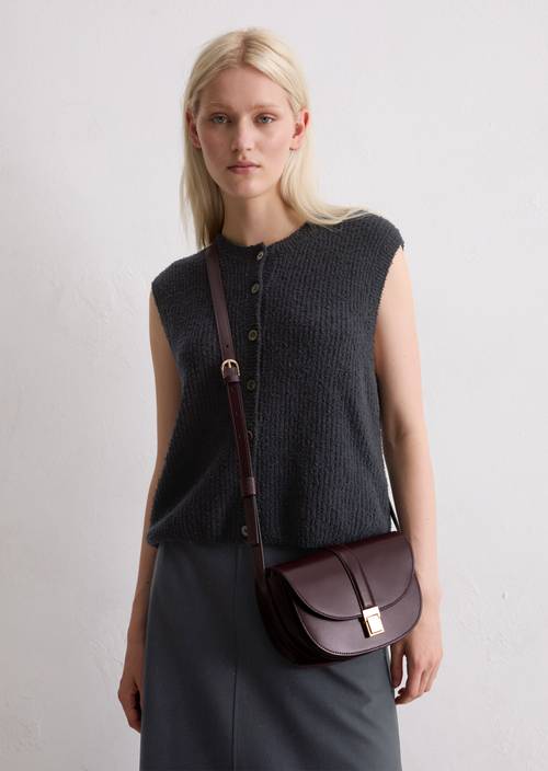 Umhängetasche small mit edlem Klappverschluss rot