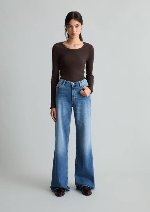 Jeans modèle Grethe flared Medium Blue en vue de face