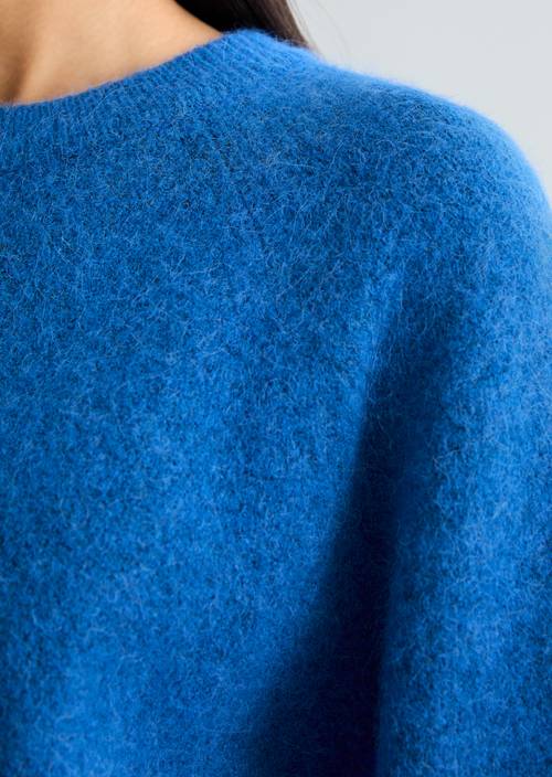 Sweter z dzianiny o luźnym kroju Pale Cobalt w widoku szczegółowym