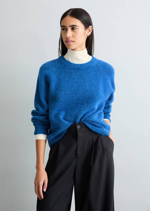 Sweter z dzianiny o luźnym kroju Pale Cobalt w widoku z przodu