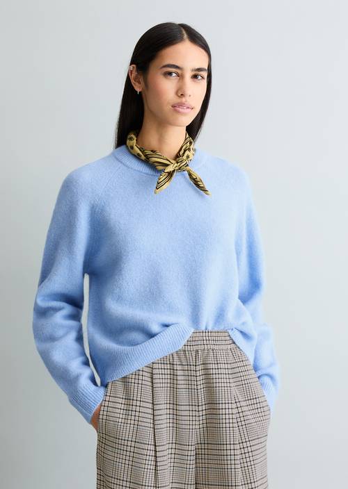 Sweter z dzianiny o luźnym kroju Blue Dusk w widoku z przodu