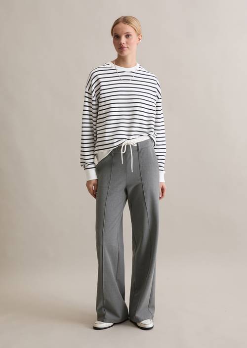 Oversize pruhovaná mikina Dark Blue v předním pohledu