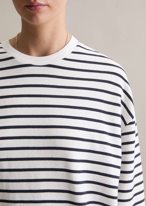 Oversize pruhovaná mikina Dark Blue v detailním pohledu