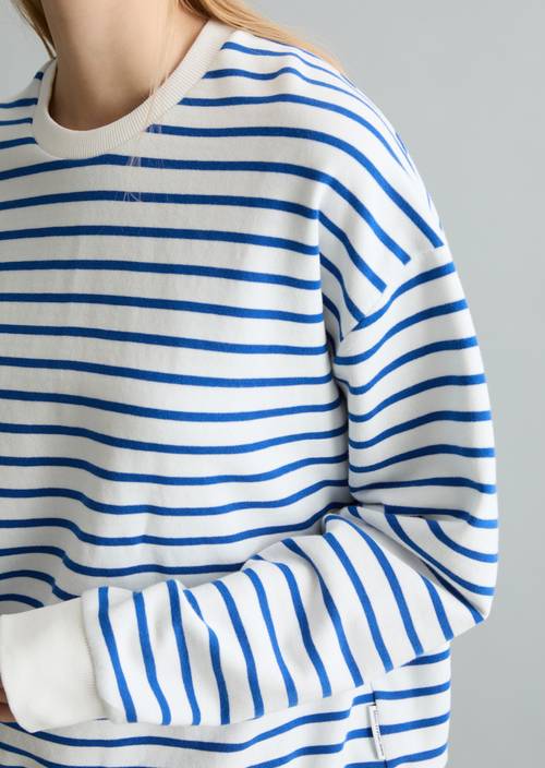 Oversize pruhovaná mikina Medium Blue v detailním pohledu